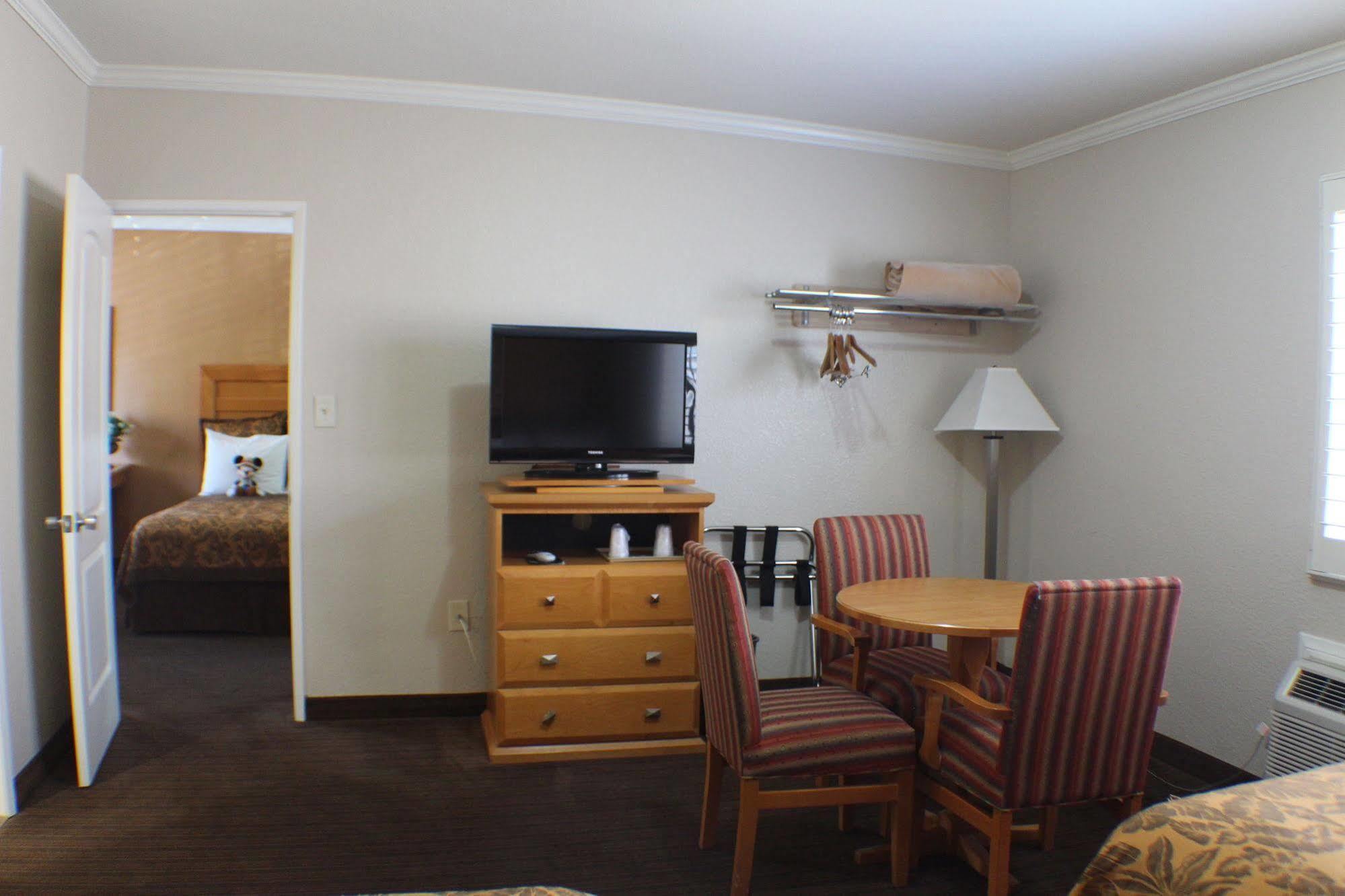Anaheim Islander Inn And Suites Near Park And Convention Center Exteriér fotografie